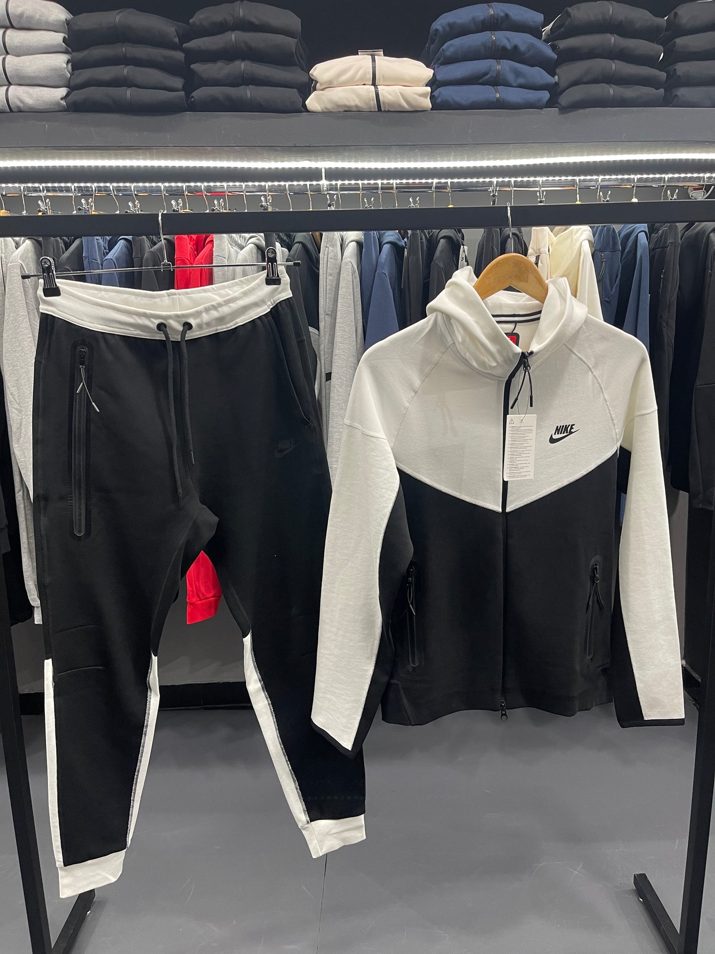 Nike Tech Fleece-Μαύρο Λευκό